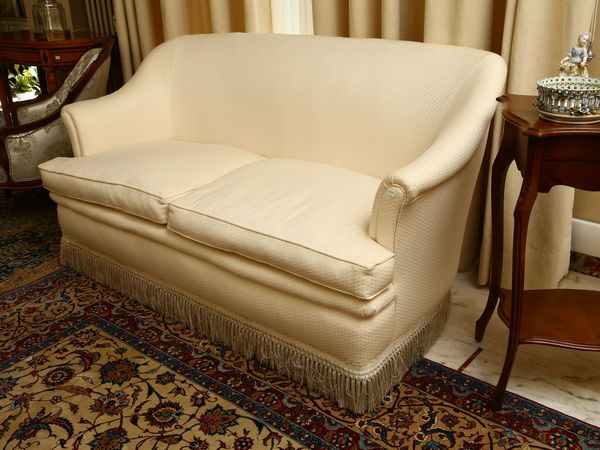 Divano imbottito a due posti  - Asta House Sale: Un'elegante casa fiorentina - Associazione Nazionale - Case d'Asta italiane