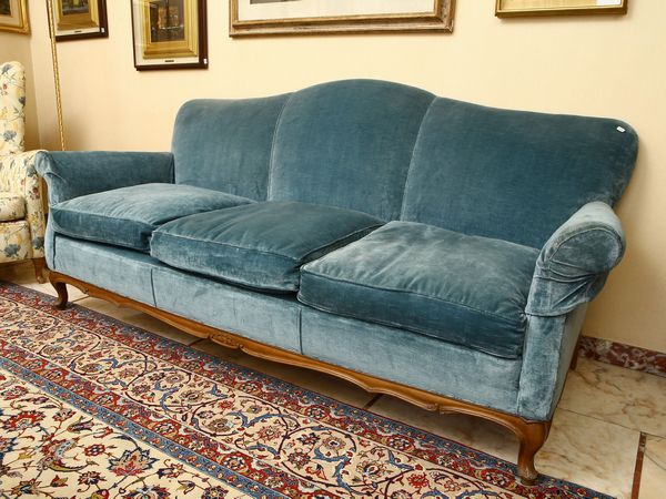 Divano imbottito a tre posti  - Asta House Sale: Un'elegante casa fiorentina - Associazione Nazionale - Case d'Asta italiane