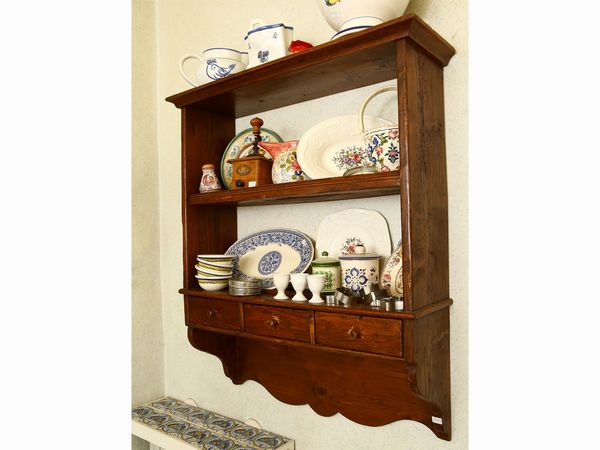 Etagere pensile rustica in legno tenero  - Asta House Sale: Un'elegante casa fiorentina - Associazione Nazionale - Case d'Asta italiane