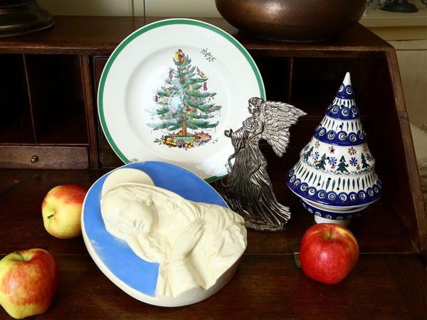 Lotto di curiosit� natalizie  - Asta House Sale: Un'elegante casa fiorentina - Associazione Nazionale - Case d'Asta italiane