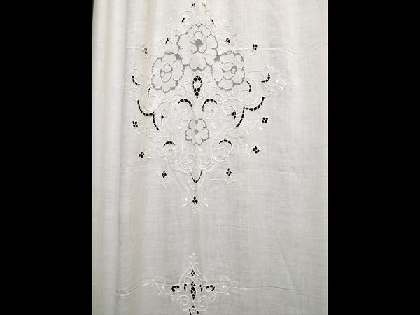 Coppia di tende in lino bianco  - Asta House Sale: Un'elegante casa fiorentina - Associazione Nazionale - Case d'Asta italiane