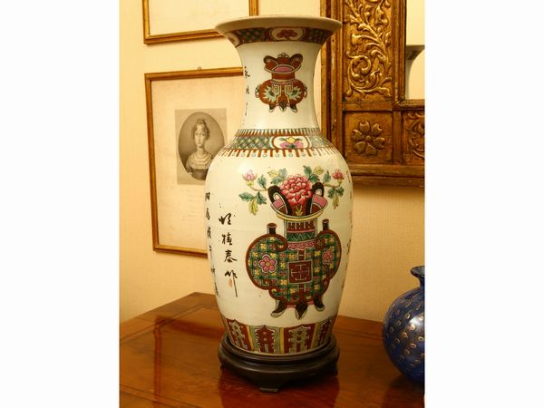 Vaso in porcellana  - Asta House Sale: Un'elegante casa fiorentina - Associazione Nazionale - Case d'Asta italiane