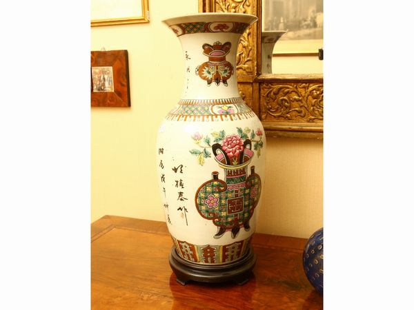 Vaso in porcellana  - Asta House Sale: Un'elegante casa fiorentina - Associazione Nazionale - Case d'Asta italiane