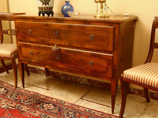 Cassettone impiallacciato in noce  - Asta House Sale: Un'elegante casa fiorentina - Associazione Nazionale - Case d'Asta italiane