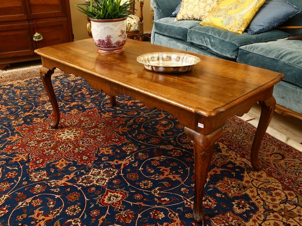 Tavolino basso da centro in noce  - Asta House Sale: Un'elegante casa fiorentina - Associazione Nazionale - Case d'Asta italiane