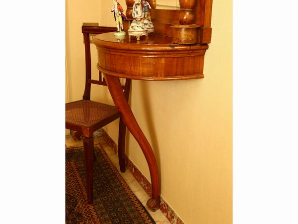 Piccola console con specchiera impiallacciata in noce  - Asta House Sale: Un'elegante casa fiorentina - Associazione Nazionale - Case d'Asta italiane