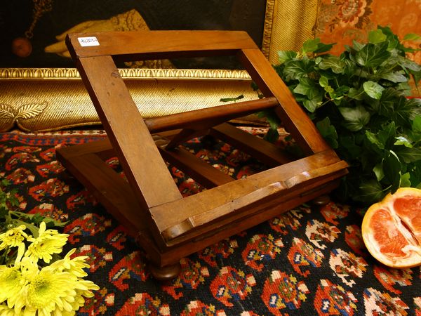 Leggio in noce  - Asta House Sale: Un'elegante casa fiorentina - Associazione Nazionale - Case d'Asta italiane