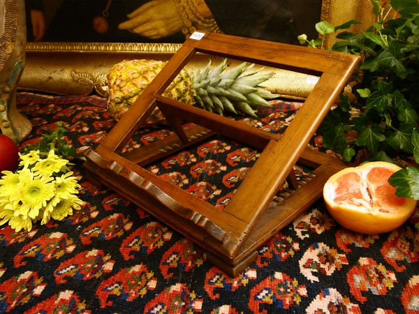 Leggio in noce  - Asta House Sale: Un'elegante casa fiorentina - Associazione Nazionale - Case d'Asta italiane