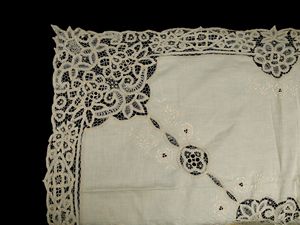 Tovaglia in lino beige  - Asta House Sale: Un'elegante casa fiorentina - Associazione Nazionale - Case d'Asta italiane