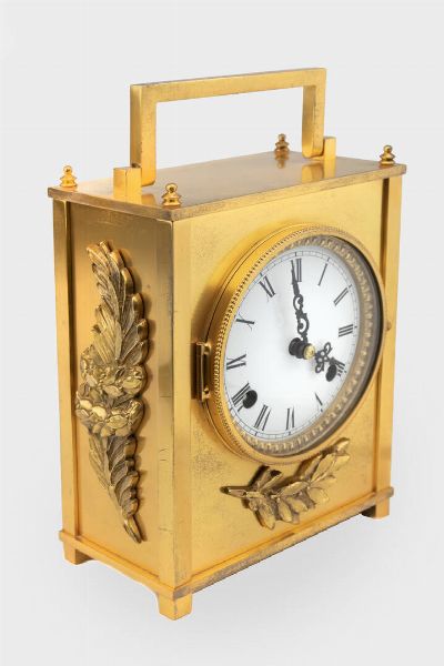 OFFICIER : 12x13 cm in bronzo dorato  XX secolo  quadrante in smalto con numeri romani serigrafati e minuteria a binario decori con foglie festoni. Corredato di chiave di carica Da revisionare  - Asta Asta 204 Orologi - Associazione Nazionale - Case d'Asta italiane