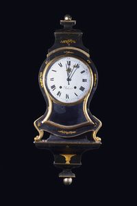 PENDOLA DA TAVOLO - H cm 54 in legno dipinto a motivi floreali; quadrante in smalto marcato Robert con numeri romani e minuteria a  [..]