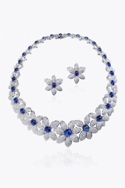 IMPORTANTE DEMI-PARURE : Peso gr 127 2 composta da girocollo e coppia di orecchini con fiori in diamanti taglio brillante per totali ct 12 0 ca  probabile colore G-H  purezza IF-VVS e zaffiri cabochon per totali ct 34 ca  - Asta Asta 205 Gioielli - Associazione Nazionale - Case d'Asta italiane