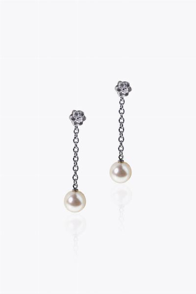 COPPIA DI ORECCHINI : Peso gr 6 4 in oro bianco  fiori ai lobi in diamanti taglio brillante per totali ct 0 15 ca  terminanti con due perle giapponesi del diam. di mm 7 5 ca  - Asta Asta 205 Gioielli - Associazione Nazionale - Case d'Asta italiane