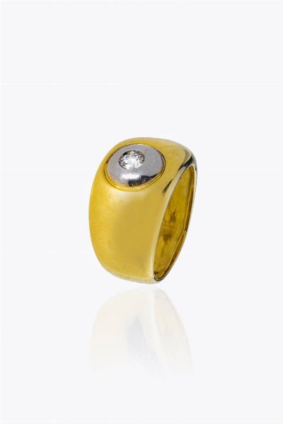 ANELLO : Peso gr 12 3 Misura 21 (61) in oro giallo e bianco  a fascia  con diamante solitario di ct 0 17 ca.  - Asta Asta 205 Gioielli - Associazione Nazionale - Case d'Asta italiane