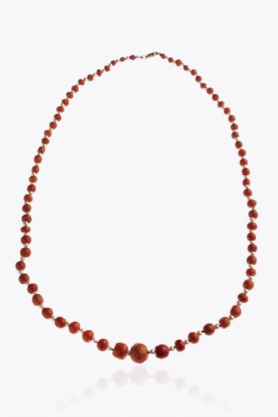 COLLANA : Peso gr 53 2 Lunghezza cm 84 composta da barilotti sfaccettati a scalare di corallo mediterraneo dal diam. di mm14 2 a 5 ca  alternati a perline. Chiusura in oro giallo ad anello Accompagnato da certificato  telematico di autenticit Ce.S.Ar. Centro Studi Archeometrici.  - Asta Asta 205 Gioielli - Associazione Nazionale - Case d'Asta italiane