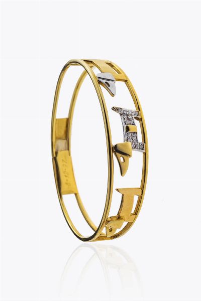 BRACCIALE : Peso gr 25 3 rigido in oro giallo con tre cani in oro bianco e diamanti taglio brillante per totali ct 0 15 ca  - Asta Asta 205 Gioielli - Associazione Nazionale - Case d'Asta italiane