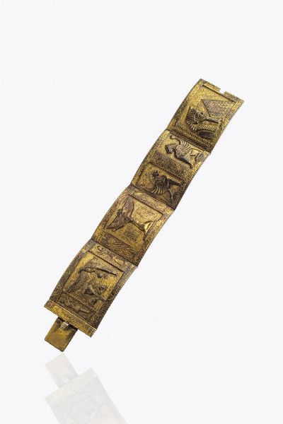 BRACCIALE : Peso gr 93 8 Lunghezza cm 17 in argento dorato  inizi XX secolo  composto da placche con rilievi a motivi egizi  - Asta Asta 205 Gioielli - Associazione Nazionale - Case d'Asta italiane