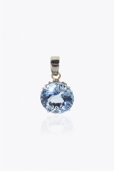 CIONDOLO : Peso gr 5 2 in oro con acquamarina taglio rotondo  - Asta Asta 205 Gioielli - Associazione Nazionale - Case d'Asta italiane