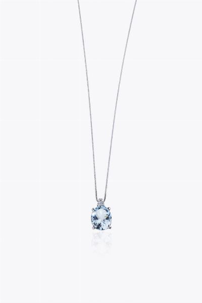 CATENA CON CIONDOLO : Peso gr 3 3 in oro bianco con acquamarina taglio ovale di ct 2 89 ca  sormontata da diamanti taglio brillante per totali ct 0 05 ca  probabile colore G-H  purezza IF-VVS  - Asta Asta 205 Gioielli - Associazione Nazionale - Case d'Asta italiane