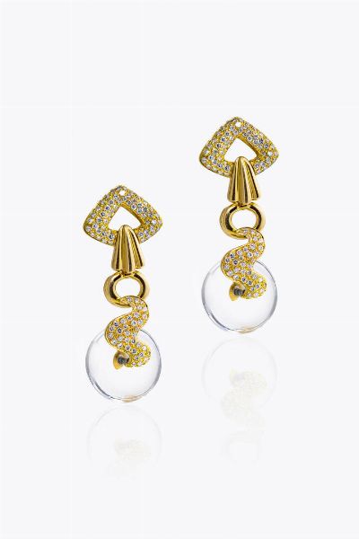 COPPIA DI ORECCHINI : Peso gr 39 5 pendenti in oro giallo  con elementi geometrici in diamanti taglio brillante per totali ct 2 0 ca  probabile colore G-H  purezza IF-VVS  terminanti con dischi in cristallo di rocca Presenti altri dischi intercambiabili in onice ed in oro  - Asta Asta 205 Gioielli - Associazione Nazionale - Case d'Asta italiane
