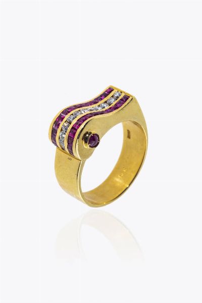 ANELLO : Peso gr 8 7 Misura 15 (55) in oro giallo  sommit a voluta  con due file di rubini taglio carr e cabochon per totali ct 0 90 ca e fila di diamanti taglio brillante per totali ct 0 25 ca  - Asta Asta 205 Gioielli - Associazione Nazionale - Case d'Asta italiane