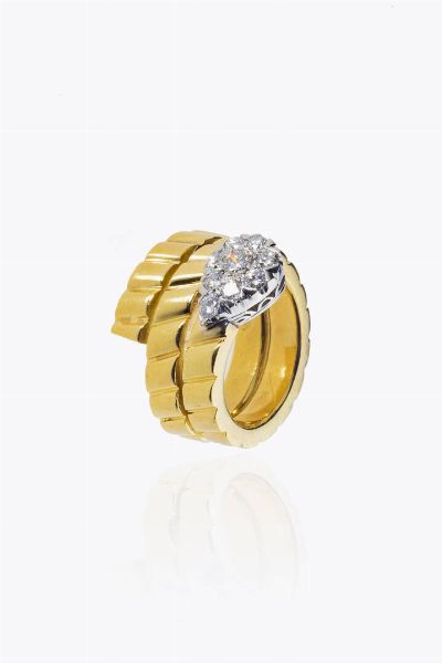ANELLO : Peso gr 18 6 Misura 11 (51) in oro giallo e bianco  a forma di serpente stilizzato  con testa in diamanti taglio brillante per totali ct 0 50 ca  probabile colore G-H  purezza IF-VVS  - Asta Asta 205 Gioielli - Associazione Nazionale - Case d'Asta italiane