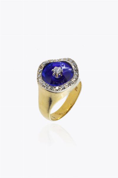 CHEVALIER : Peso gr 9 Misura 10 (50) in oro giallo  sommit mossa con smalto blu e diamantini taglio brillante e 8/8 per totali ct 0 30 ca  - Asta Asta 205 Gioielli - Associazione Nazionale - Case d'Asta italiane
