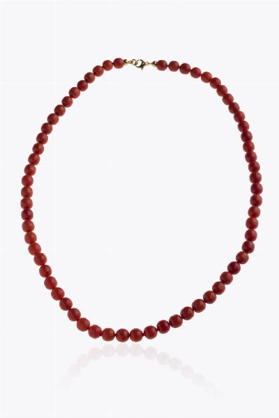COLLANA : Peso gr 32 2 Lunghezza cm 47 composta da sfere di corallo rosso mediterraneo del diam di mm 7 ca.  Chiusura a moschettone in oro giallo Accompagnato da certificato  telematico di autenticit Ce.S.Ar. Centro Studi Archeometrici.  - Asta Asta 205 Gioielli - Associazione Nazionale - Case d'Asta italiane