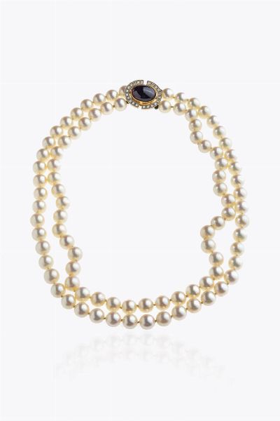 GIROCOLLO : Lunghezza cm 39 composto da due fili di perle giapponesi del diam. di mm 7 5. Chiusura in oro giallo con granato cabochon e contorno di diamanti taglio brillante per totali ct 0 40 ca Presenti quattro perle aggiuntive  - Asta Asta 205 Gioielli - Associazione Nazionale - Case d'Asta italiane