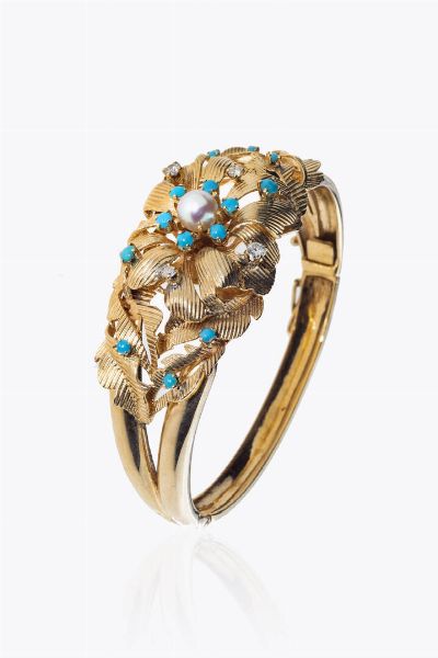 BRACCIALE : Peso gr 34 5 rigido in oro rosa  sommit lavorata a fiore con sfere di turchesi; al centro piccola perlina giapponese e diamanti taglio brillante a decoro per totali ct 0 25 ca  - Asta Asta 205 Gioielli - Associazione Nazionale - Case d'Asta italiane