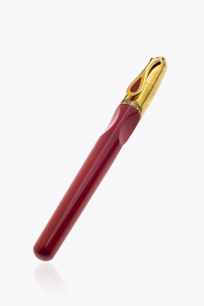 CLETO MUNARI : Stilografica firmata Cleto Munari. Corpo in resina color corallo; cappuccio dorato. Disegnata da Oscar Tusquets e dedicata al Premio Nobel della Letteratura Saul Bellow Questa penna fa parte della collezione di penne Cleto Munari The Five Pens: cinque penne disegnate da artisti e architetti internazionali e dedicate ciascuna ad altrettanti Premi Nobel della letteratura  - Asta Asta 205 Gioielli - Associazione Nazionale - Case d'Asta italiane