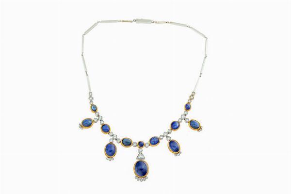 GIROCOLLO : Peso gr 37 2 Lunghezza cm 37 in oro bianco e giallo composto da segmenti rigidi; al centro zaffiri taglio ovale cabochon per totali ct 30 0 ca e diamanti taglio brillante e triangolari per totali ct 2 0 ca  probabile colore G-H  purezza IF-VVS  - Asta Asta 205 Gioielli - Associazione Nazionale - Case d'Asta italiane