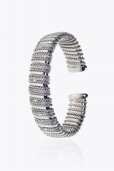 BRACCIALE : Peso gr 64 3 rigido  in oro bianco con inserti lavorati a corda e parte centrale con file di diamanti taglio brillante per totali ct ca1 0 ca  - Asta Asta 205 Gioielli - Associazione Nazionale - Case d'Asta italiane