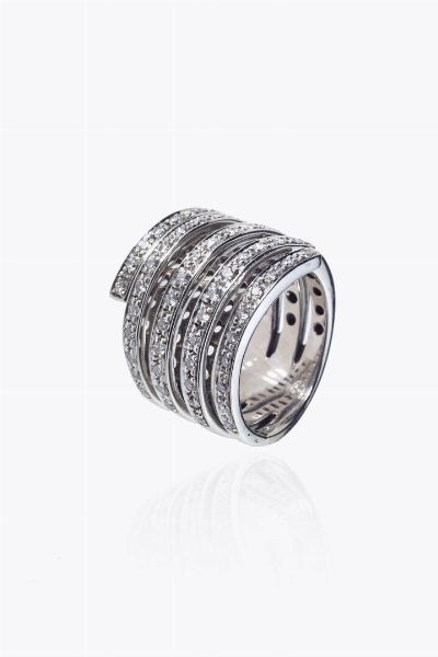 ANELLO : Peso gr 12 7 Misura 11(51) in oro bianco  a fascia  composta da spirali in diamanti taglio brillante per totali ct 0 70 ca  - Asta Asta 205 Gioielli - Associazione Nazionale - Case d'Asta italiane