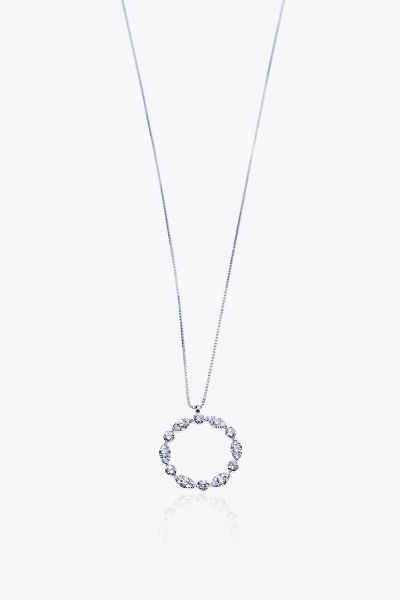 CATENA CON CIONDOLO : Peso gr 2 2 in oro bianco  di forma rotonda  con diamanti taglio brillante per totali ct 0 31 ca  probabile colore G-H  purezza IF-VVS  - Asta Asta 205 Gioielli - Associazione Nazionale - Case d'Asta italiane