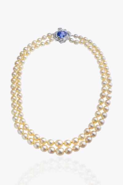 COLLANA : Lunghezza cm 50 composta da due fili di perle giapponesi a scalare dal diam. di mm 10 7 a 7. Chiusura in oro bianco con al centro grande zaffiro Ceylon di ct 7 0 ca e due diamanti taglio brillante di vecchio taglio per totali ct 2 50 ca e diamanti taglio 8/8  baguette e brillante per totali ct 1 50. Totali 4 ct  - Asta Asta 205 Gioielli - Associazione Nazionale - Case d'Asta italiane