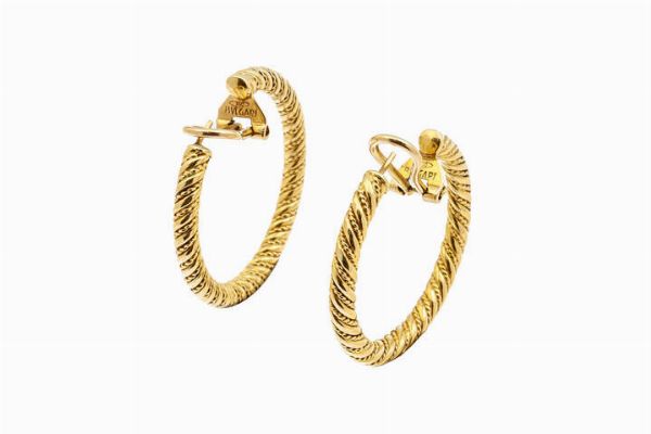 bulgari : Peso gr 14 7 Coppia di orecchini in oro giallo  firmati Bulgari  a cerchio lavorato a torchon Corredati di scatola della maison  - Asta Asta 205 Gioielli - Associazione Nazionale - Case d'Asta italiane