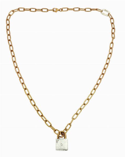 POMELLATO : Peso gr 17 1 Lunghezza cm 39 Girocollo in oro 9 Kt  ad anelli ovalizzati  con ciondolo a forma di lucchetto in argento 925/1000  linea Dodo  - Asta Asta 205 Gioielli - Associazione Nazionale - Case d'Asta italiane