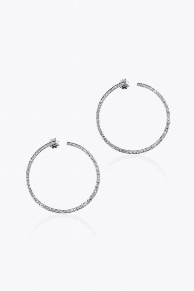 COPPIA DI ORECCHINI : Peso gr 7 8 Diam. cm 5 in oro bianco  a cerchio  con diamanti taglio brillante per totali ct 1 20 ca  - Asta Asta 205 Gioielli - Associazione Nazionale - Case d'Asta italiane