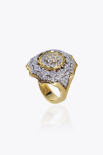 ANELLO : Peso gr 11 1 Misura 17 (57) in oro giallo e bianco  sommit rotonda  lavorata a pizzo con diamanti taglio brillante per totali ct 1 22 ca  probabile colore G-H  purezza IF-VVS  - Asta Asta 205 Gioielli - Associazione Nazionale - Case d'Asta italiane