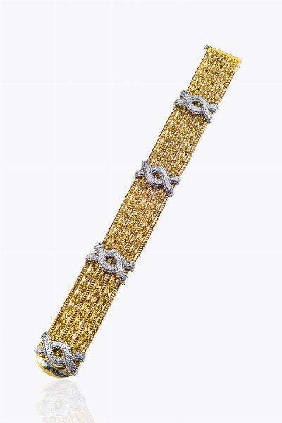 BRACCIALE : Peso gr 95 5 Lunghezza cm 20 in oro giallo composto da maglie lavorate a torchon alternate a maglie tridimensionali  raccordate da cavallotte in oro bianco  a nodo  con diamanti taglio 8/8 per totali ct 1 0 ca  - Asta Asta 205 Gioielli - Associazione Nazionale - Case d'Asta italiane