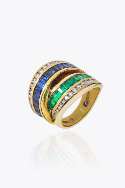 ANELLO : Peso gr 17 6 Misura 15 (55) in oro giallo  sommit con due fasce intrecciate una con zaffiri e l'altra con smeraldi taglio baguette per totali ct 3 80 ca; diamanti taglio brillante per totali ct 0 65 ca  a decoro  - Asta Asta 205 Gioielli - Associazione Nazionale - Case d'Asta italiane