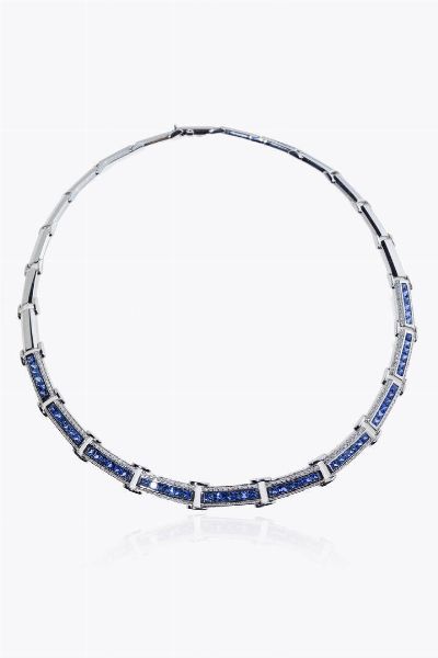 GIROCOLLO : Peso gr 46 2 composto da segmenti rigidi in oro bianco con zaffiri taglio baguette per totali ct 7 50 ca e piccoli diamanti taglio brillante per totali ct 1 20 ca  - Asta Asta 205 Gioielli - Associazione Nazionale - Case d'Asta italiane