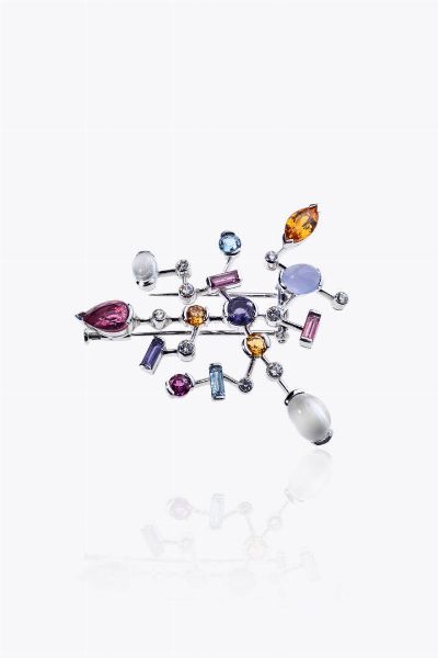 CARTIER : Peso gr 15 cm 5x4 5 Spilla in oro bianco  di forma geometrica  con ametiste  peridoti  acquamarine  quarzi citrini  pietre di luna e tormaline rosa taglio cabochon  baguette  goccia  rotondo e diamanti taglio brillante per totali ct 0 20 ca  - Asta Asta 205 Gioielli - Associazione Nazionale - Case d'Asta italiane