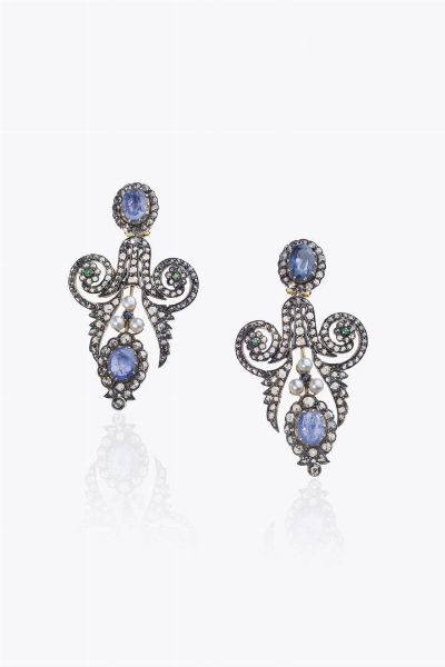 COPPIA DI ORECCHINI : Peso gr 36 7 pendenti  in oro a bassa caratura ed argento  a volute  con zaffiri Ceylon taglio ovale per totali ct 12 0 ca  rosette di diamanti per totali ct 4 50 ca e sei perline.  - Asta Asta 205 Gioielli - Associazione Nazionale - Case d'Asta italiane