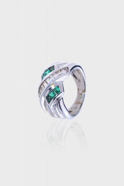 ANELLO : Peso gr 11 3 Misura 17 (57) in oro bianco  sommit ad intreccio con smeraldi taglio carr per totali ct 0 80 ca e diamanti taglio carr per totali ct 0 85 ca  - Asta Asta 205 Gioielli - Associazione Nazionale - Case d'Asta italiane