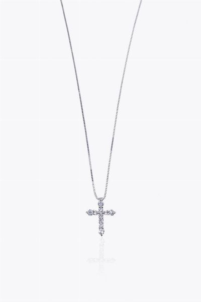 CATENA CON CIONDOLO : Peso gr 3 1 in oro bianco  a forma di croce  con diamanti taglio brillante per totali ct 0 51 ca  probabile colore G-H  purezza IF-VVS  - Asta Asta 205 Gioielli - Associazione Nazionale - Case d'Asta italiane