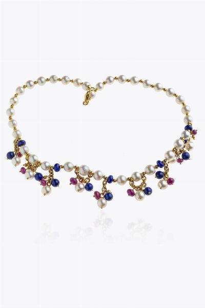 GIROCOLLO : semirigido  composto da un filo di perle giapponesi del diam di mm 7 -7 5 ca  sfere di lapislazzuli e sfere di radici di rubini pendenti. Distanziali e chiusura in oro giallo  - Asta Asta 205 Gioielli - Associazione Nazionale - Case d'Asta italiane