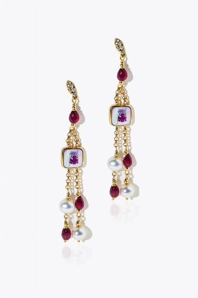 COPPIA DI ORECCHINI : Peso gr 8 8 pendenti  in oro giallo  con frange impreziosite da perle di acqua dolce  madreperla taglio quadrato   granati  diamanti taglio brillante per totali ct 0 10 ca  - Asta Asta 205 Gioielli - Associazione Nazionale - Case d'Asta italiane