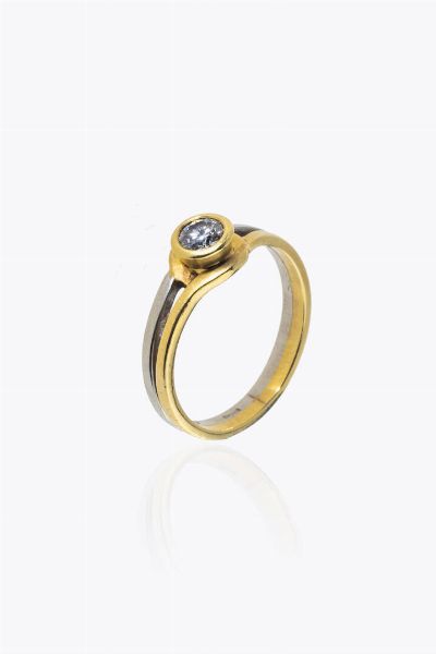 ANELLO : Peso gr 3 2 Misura 11 (51) in oro giallo e bianco  al centro diamante taglio brillante di ct 0 25 ca  probabile colore G-H  purezza IF-VVS  - Asta Asta 205 Gioielli - Associazione Nazionale - Case d'Asta italiane